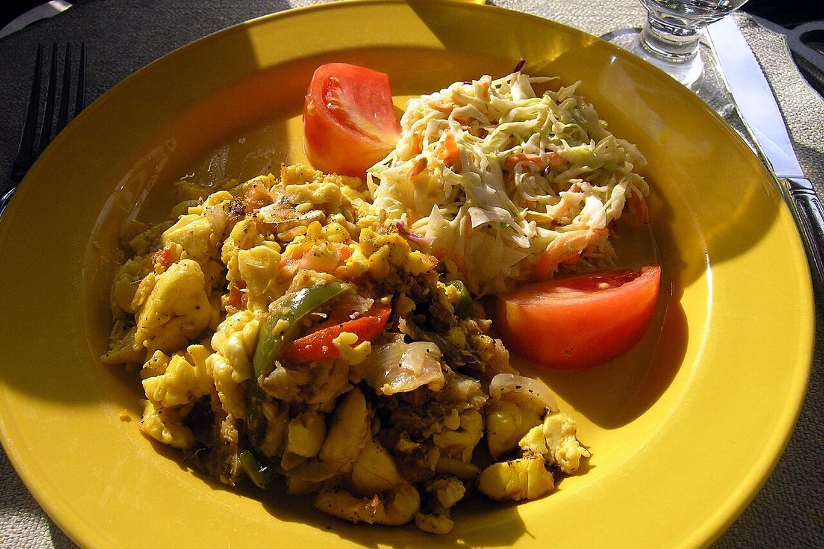 Ackee con bacalao terminado, listo para servir