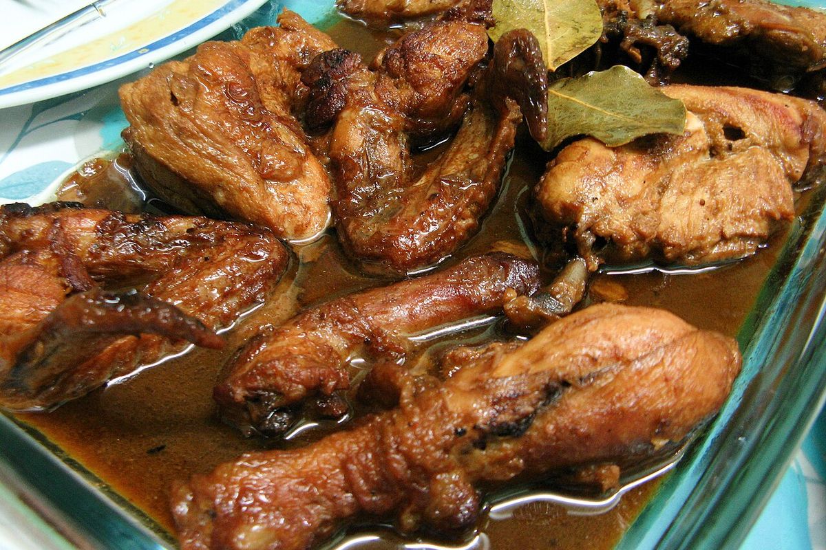 Adobo filipino terminado, listo para servir