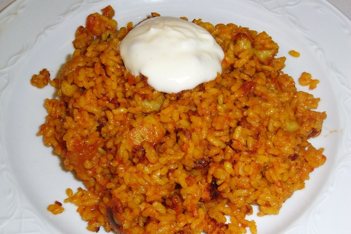 Arroz a banda terminado, listo para servir