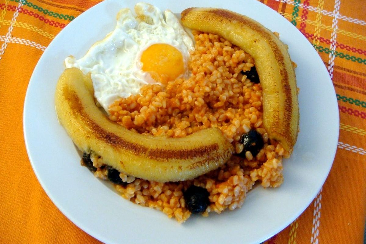 Arroz a la cubana terminado, listo para servir