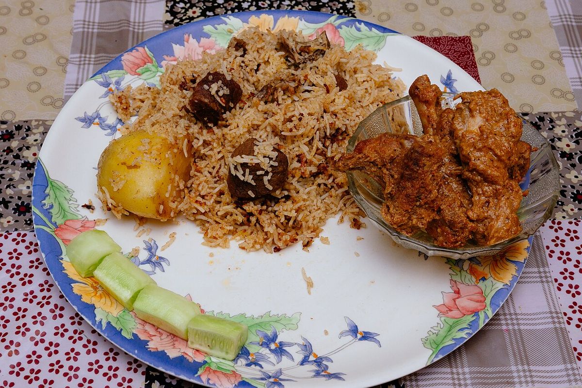 Arroz biryani de pollo terminado, listo para servir