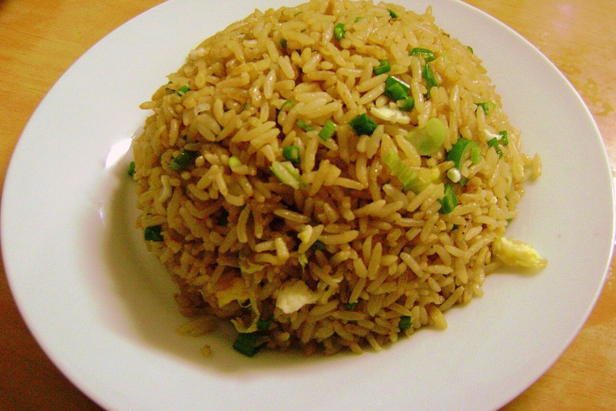 Arroz chaufa terminado, listo para servir