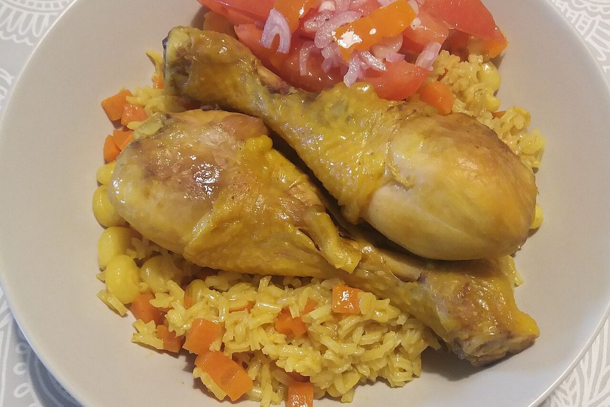 Arroz con pollo peruano terminado, listo para servir
