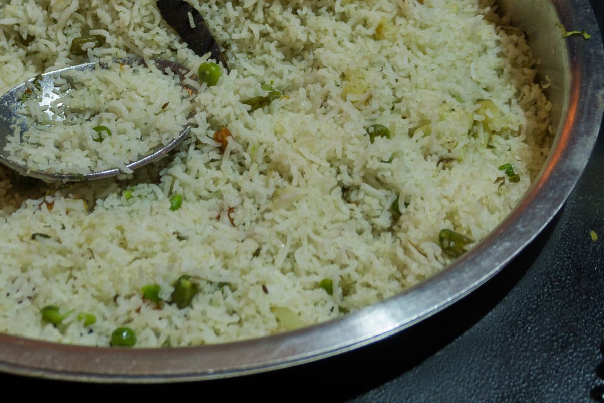 Arroz pulao terminado, listo para servir