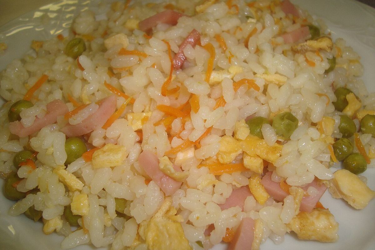Arroz tres delicias terminado, listo para servir