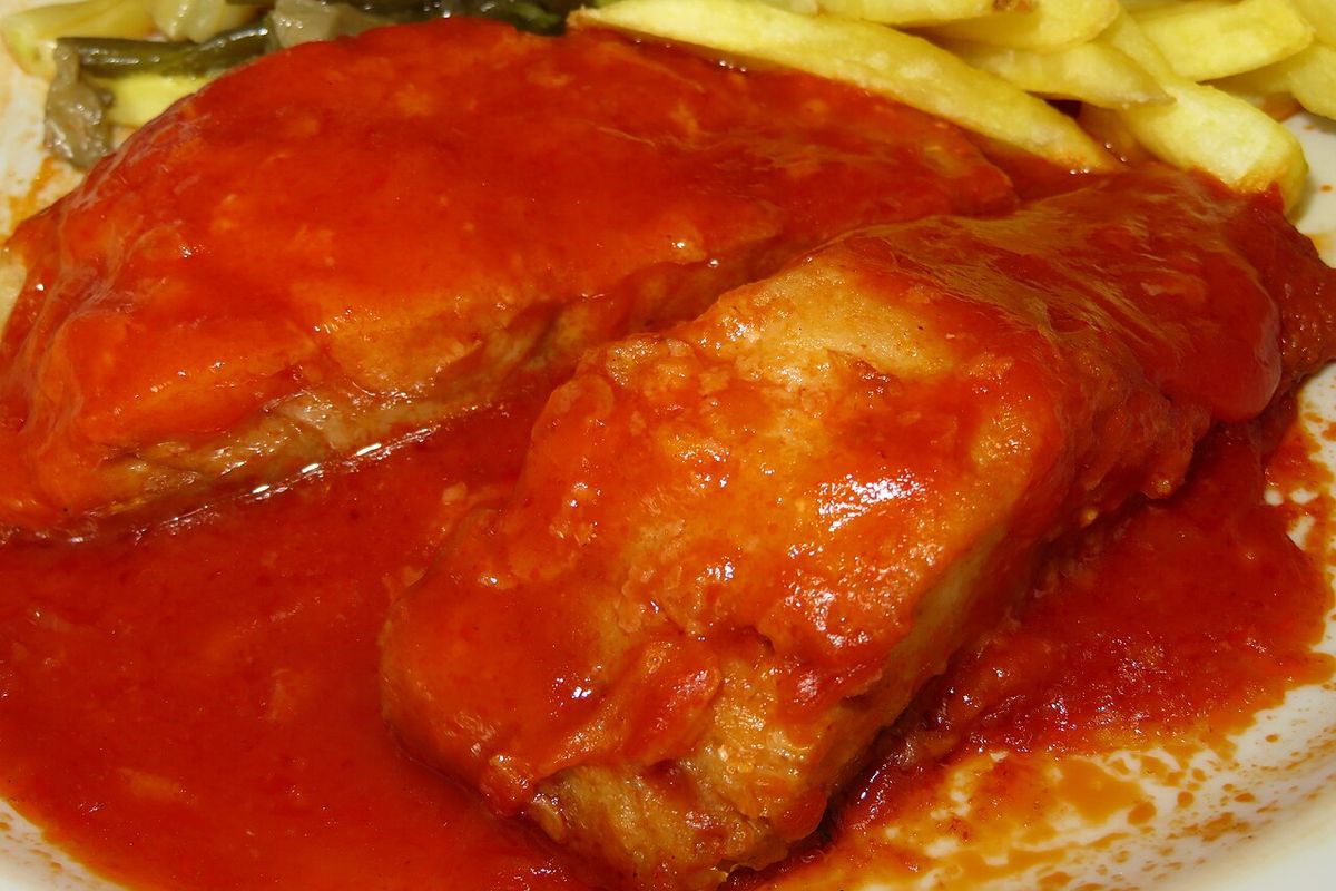 Bacalao con tomate terminado, listo para servir