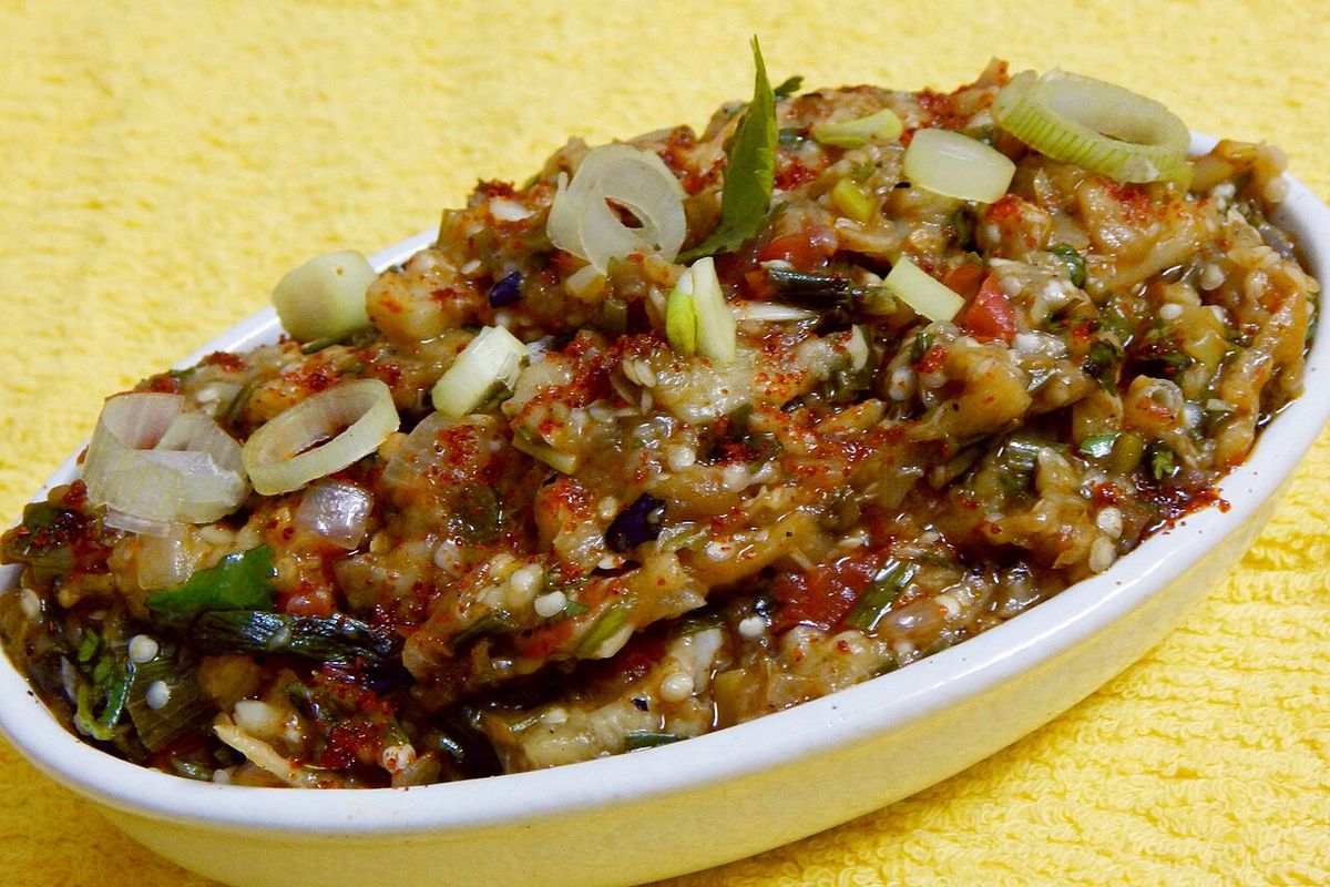 Baingan bharta terminado, listo para servir