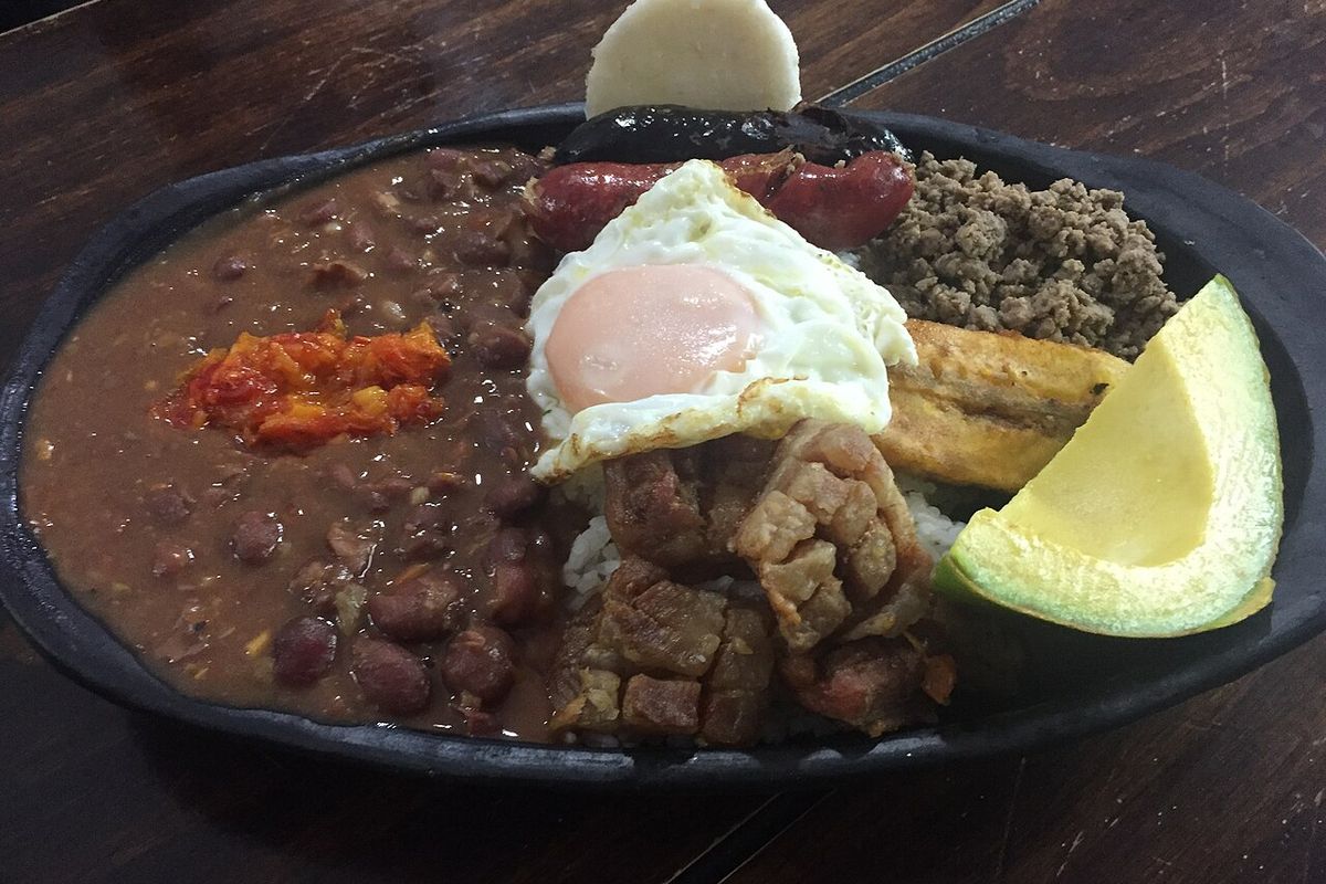 Bandeja paisa terminado, listo para servir