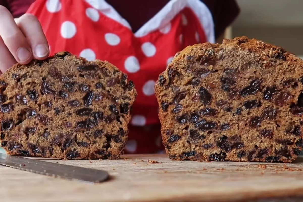 Barmbrack, pan irlandés de Halloween terminado, listo para servir