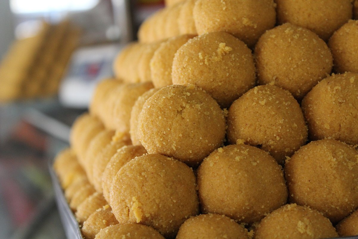 Besan ladoo, dulce indio de harina de garbanzo terminado, listo para servir