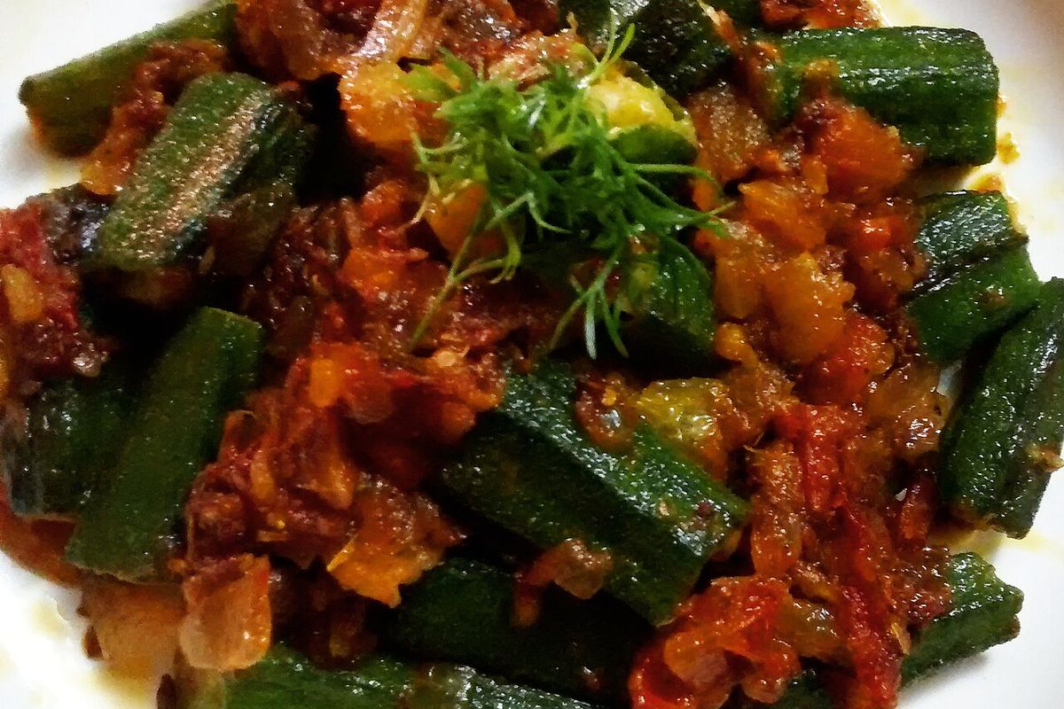 Bhindi masala terminado, listo para servir