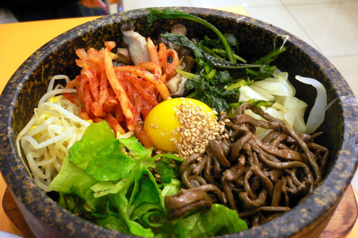 Bibimbap terminado, listo para servir