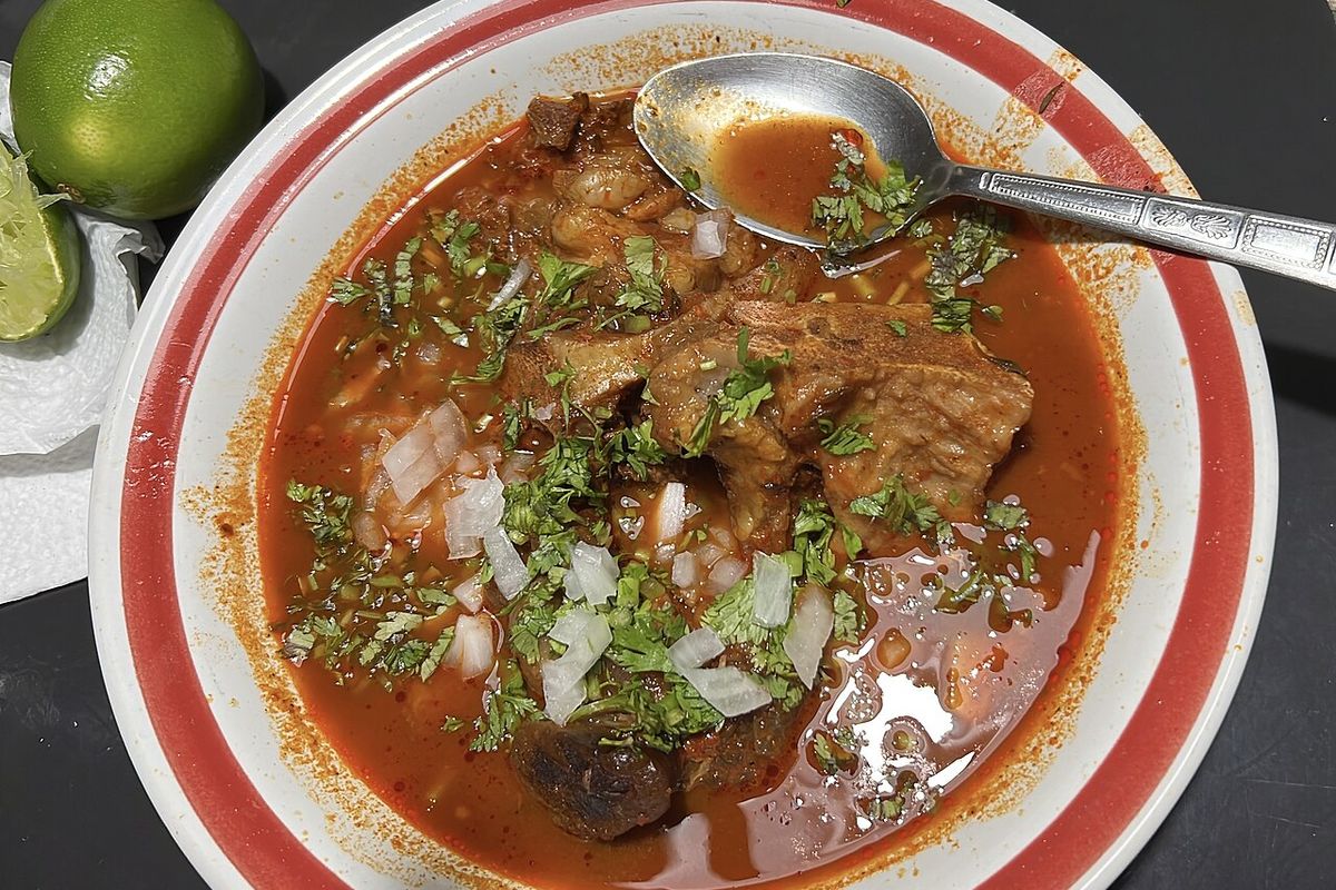 Birria de res terminado, listo para servir