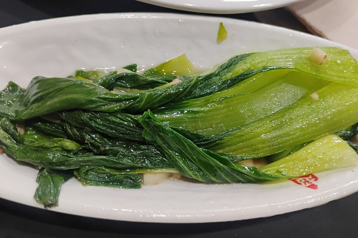 Bok choy con ajo terminado, listo para servir