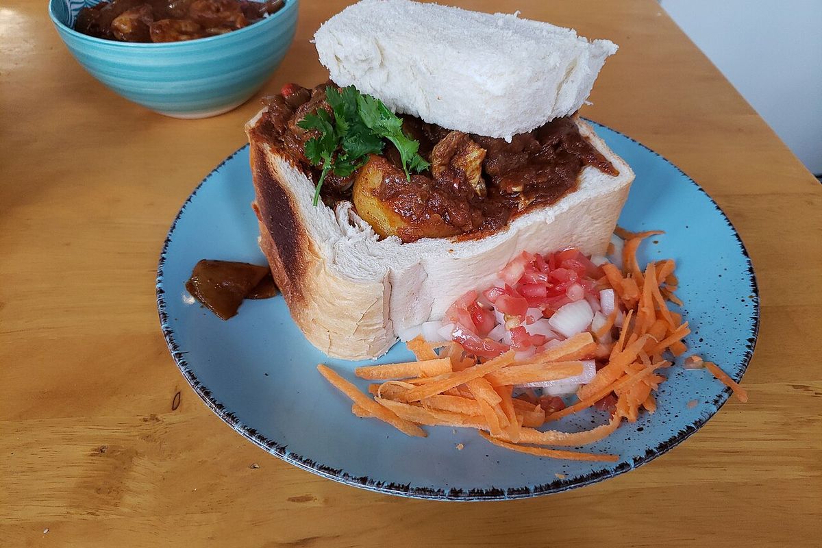 Bunny chow terminado, listo para servir