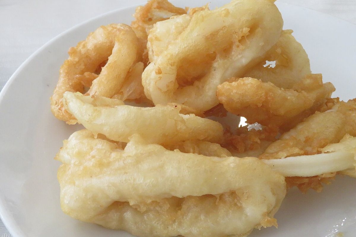 Calamares a la romana terminado, listo para servir