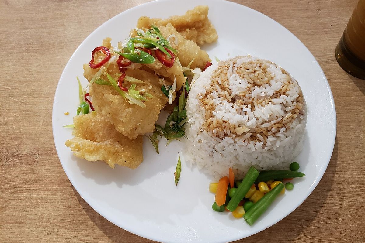 Calamares con sal y pimienta terminado, listo para servir