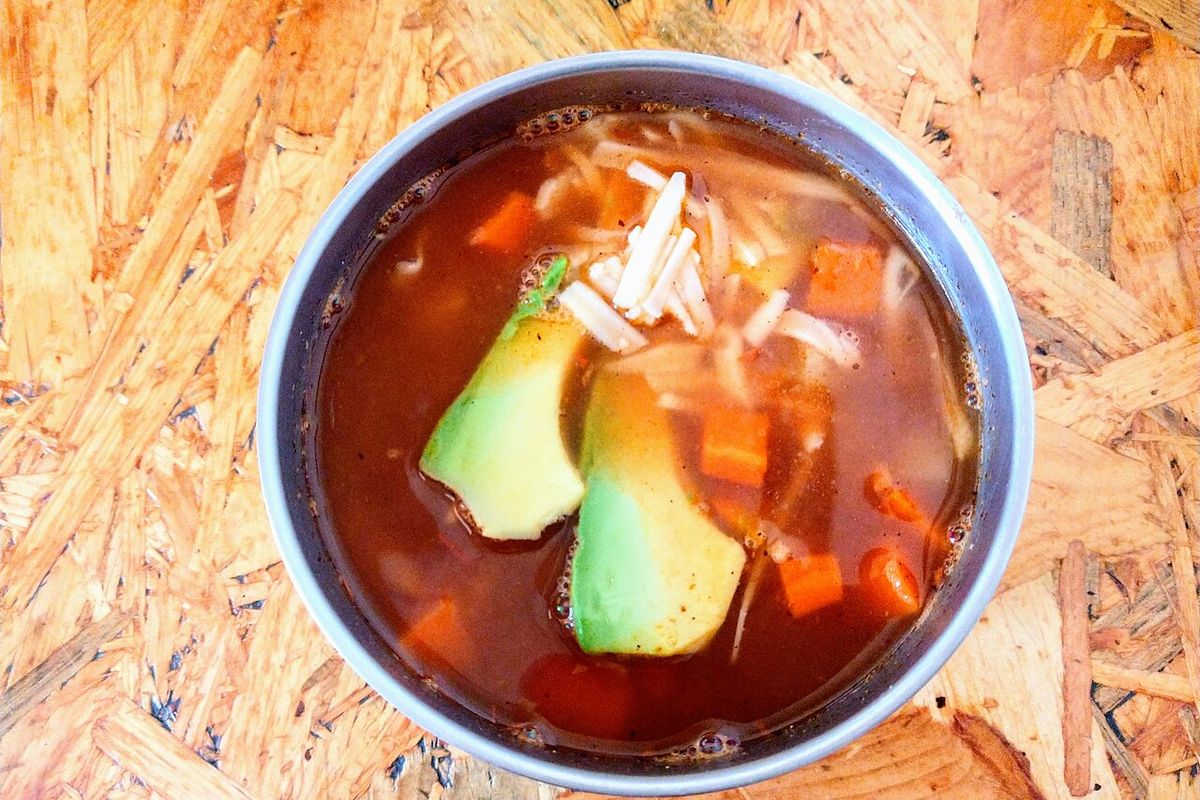 Caldo tlalpeño terminado, listo para servir