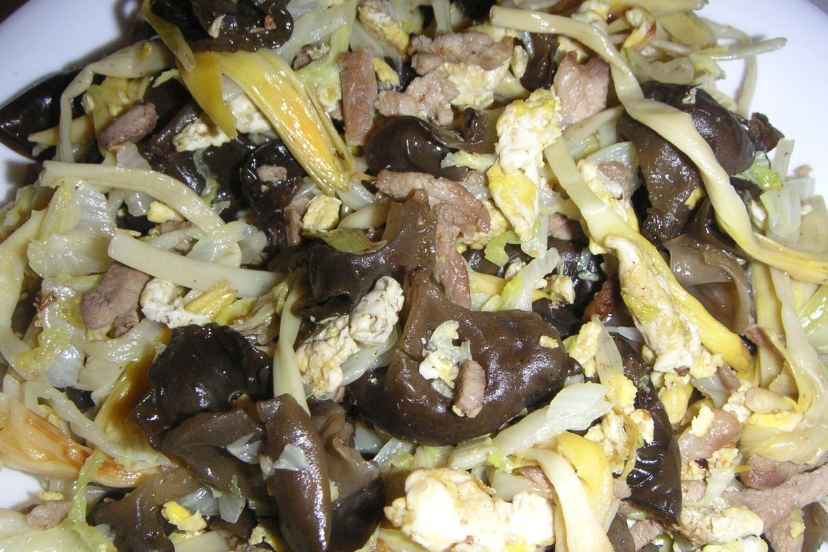 Cerdo moo shu terminado, listo para servir