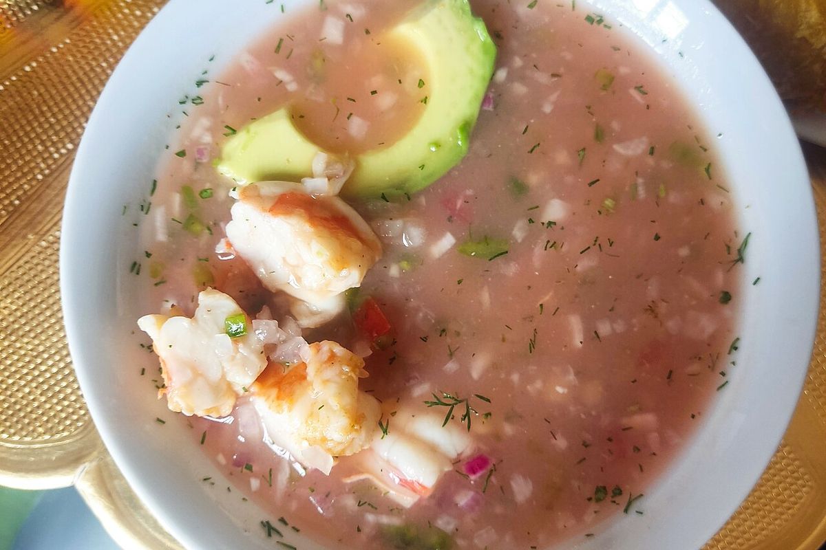 Ceviche de camarón ecuatoriano terminado, listo para servir
