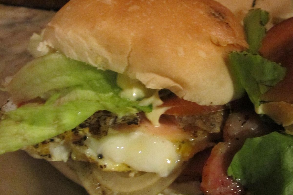 Chivito uruguayo terminado, listo para servir