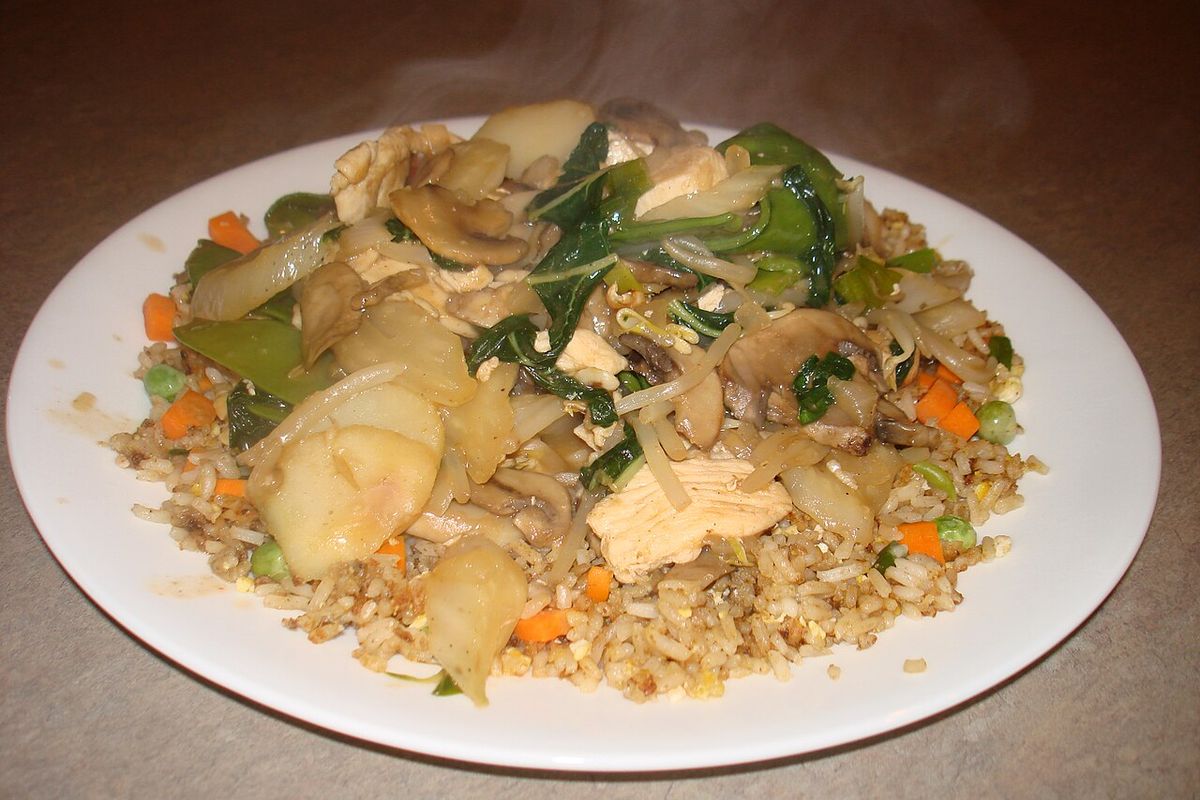 Chop suey terminado, listo para servir