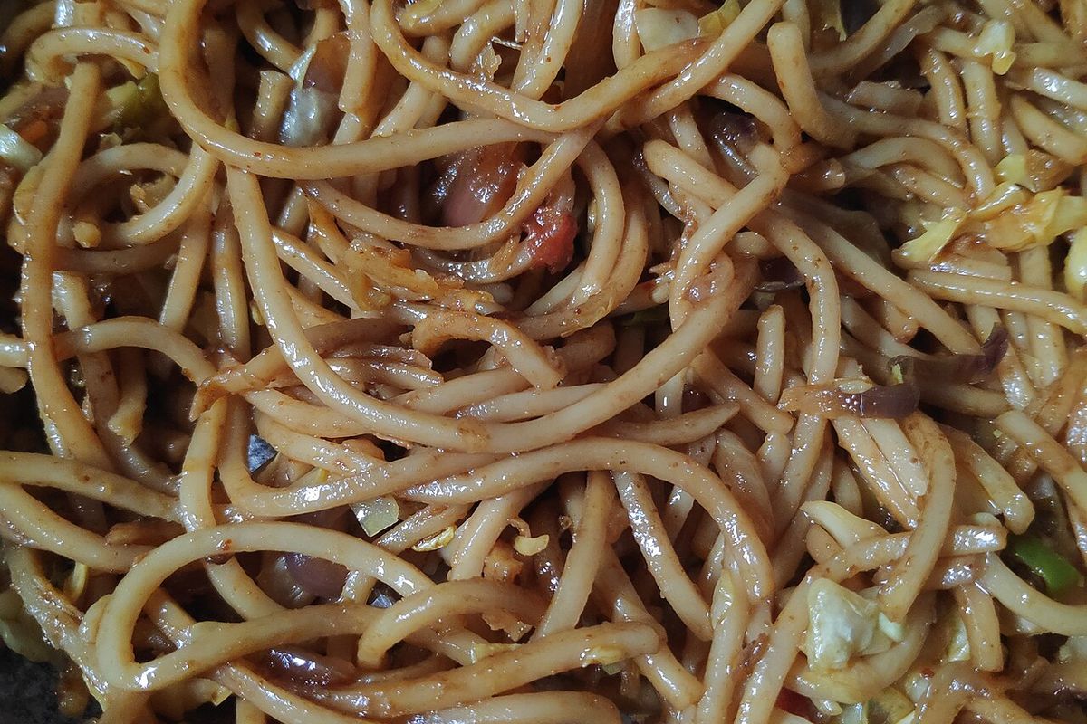 Chow mein terminado, listo para servir