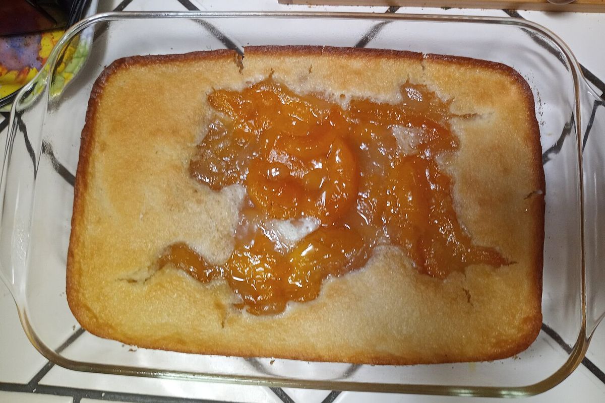 Cobbler de melocotón terminado, listo para servir