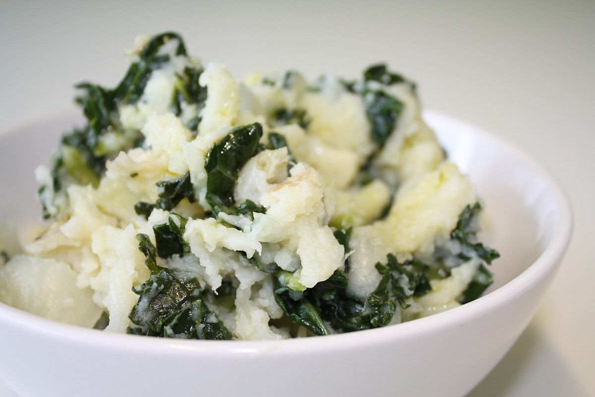 Colcannon, puré irlandés de patata y col terminado, listo para servir