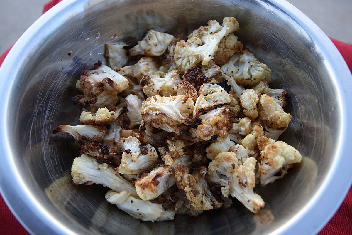 Coliflor asada entera al horno terminado, listo para servir