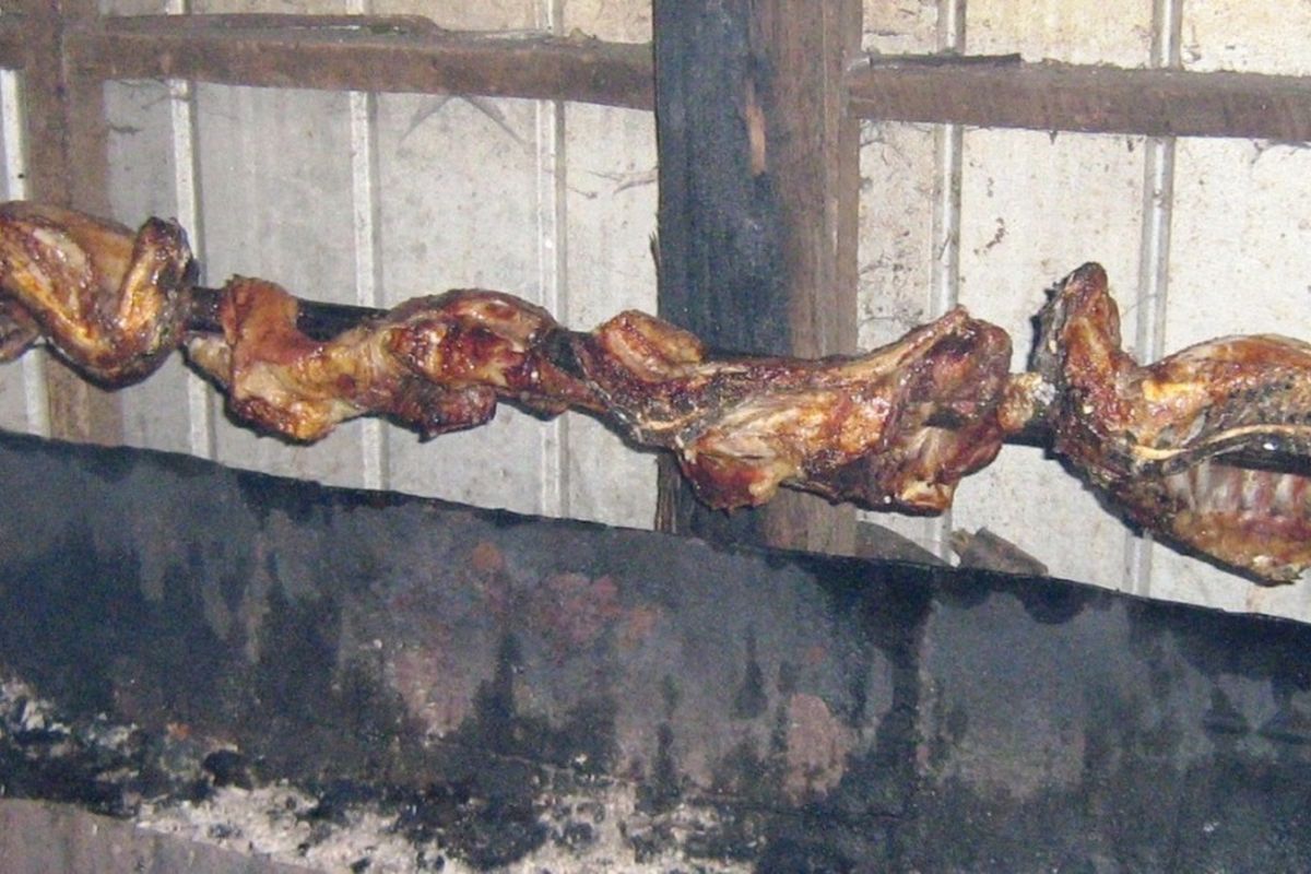 Cordero asado terminado, listo para servir