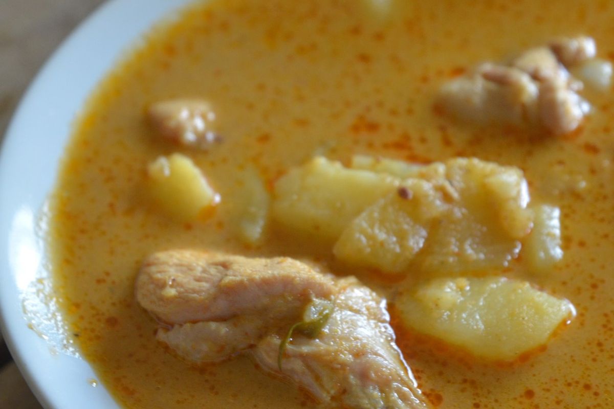 Curry amarillo de pollo terminado, listo para servir