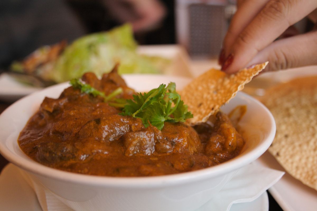 Curry de cordero rogan josh terminado, listo para servir
