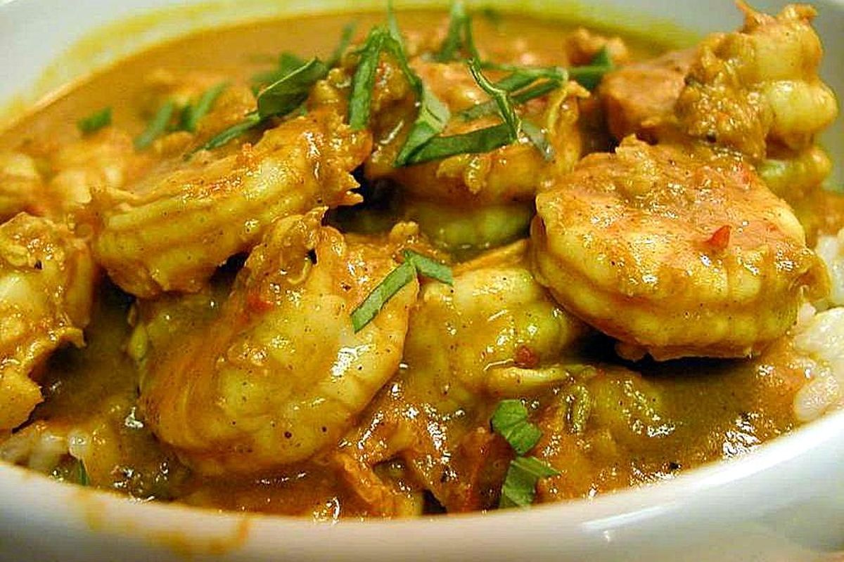 Curry de gambas mozambiqueño terminado, listo para servir