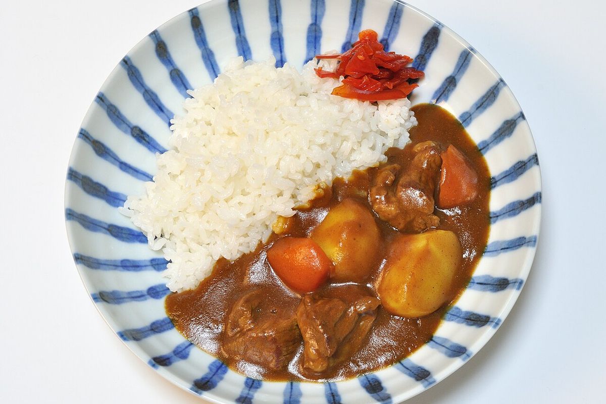 Curry japonés terminado, listo para servir