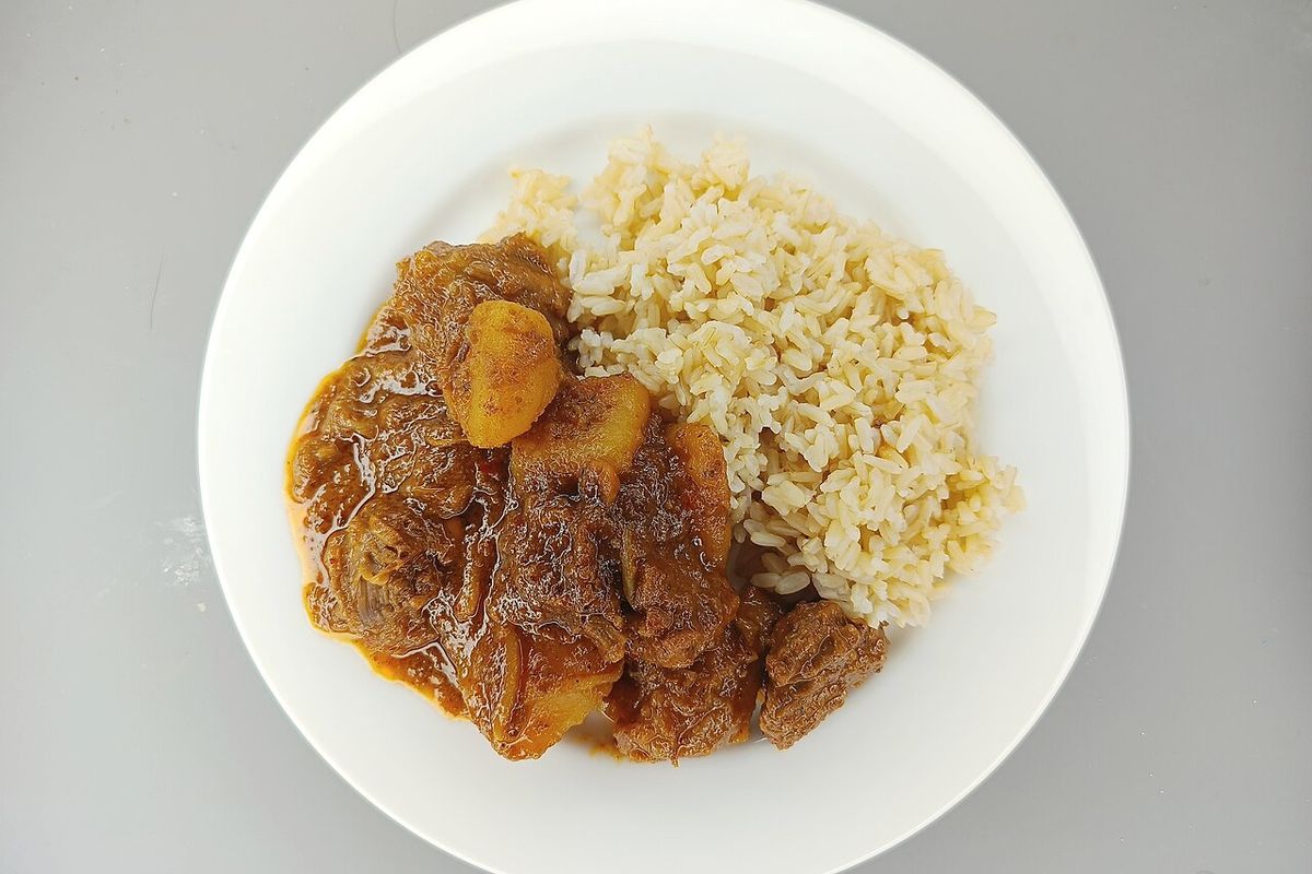 Curry massaman de ternera terminado, listo para servir