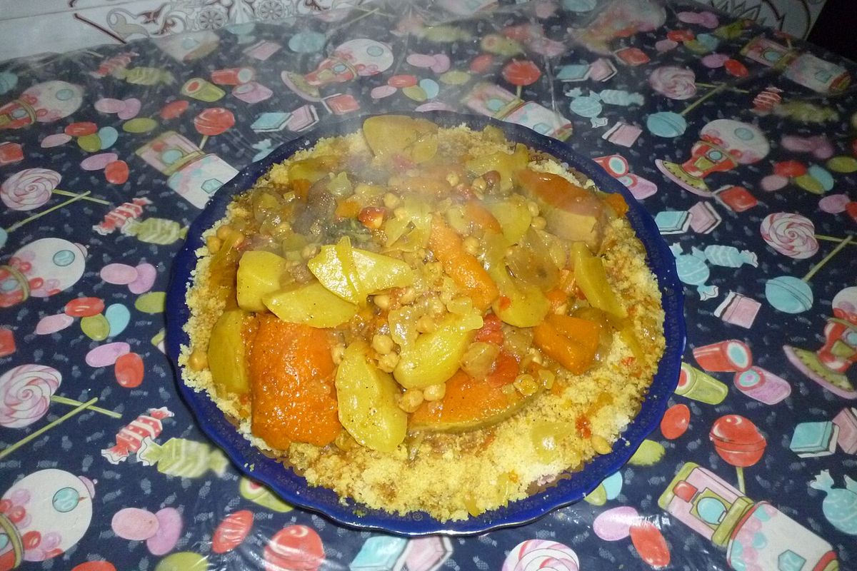 Cuscús de siete verduras terminado, listo para servir