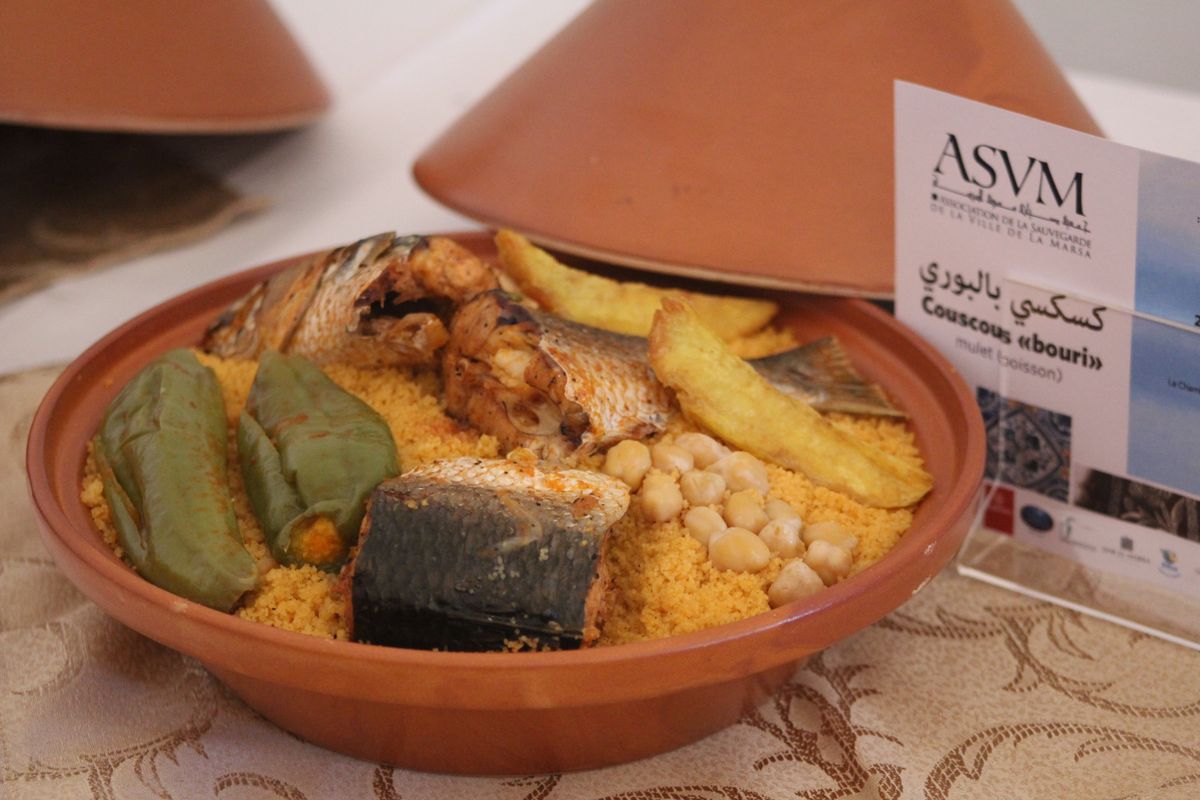 Cuscús tunecino de pescado terminado, listo para servir