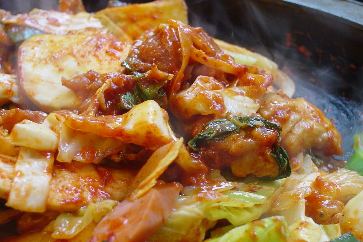 Dakgalbi terminado, listo para servir