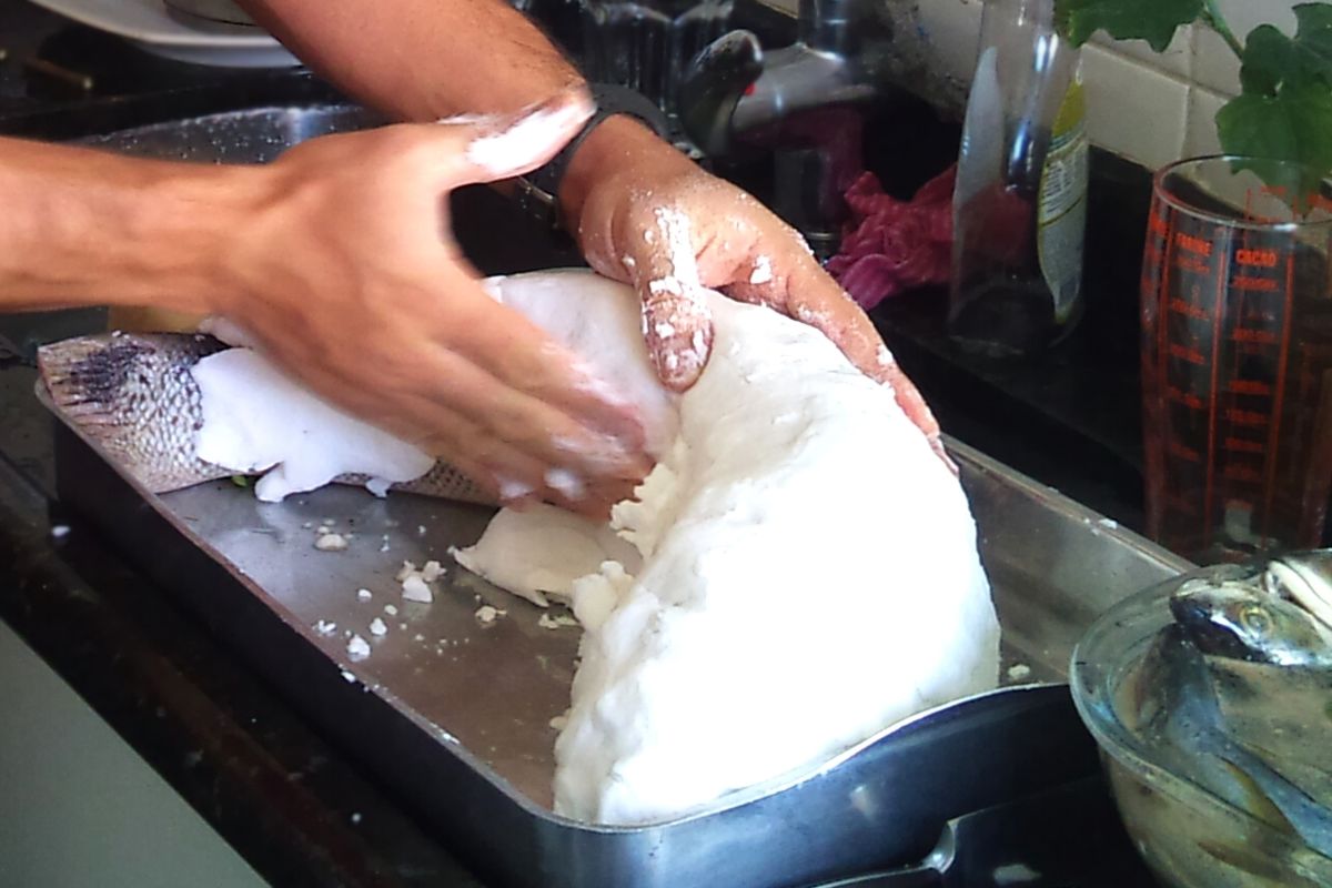 Dorada a la sal terminado, listo para servir