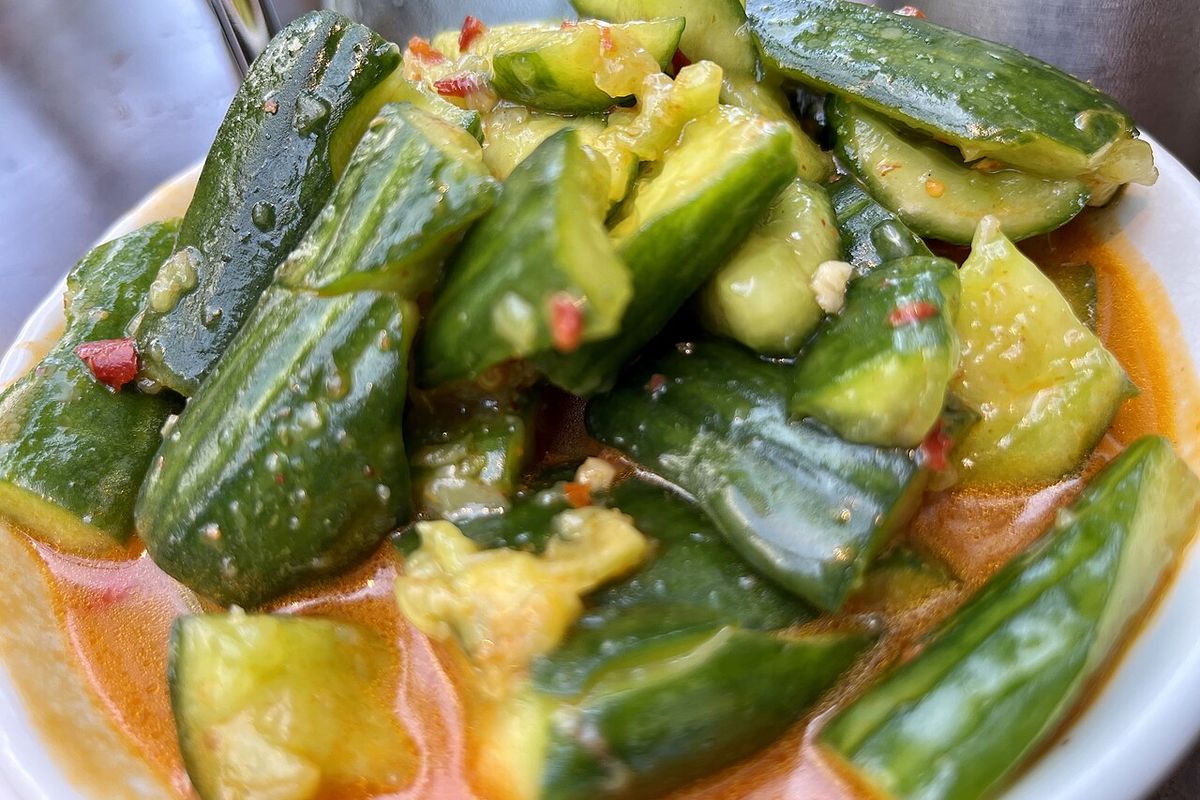 Ensalada china de pepino terminado, listo para servir