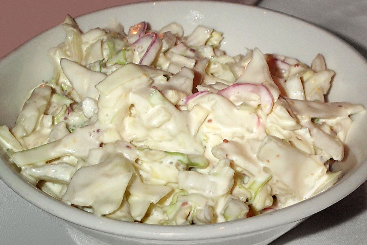 Ensalada coleslaw terminado, listo para servir