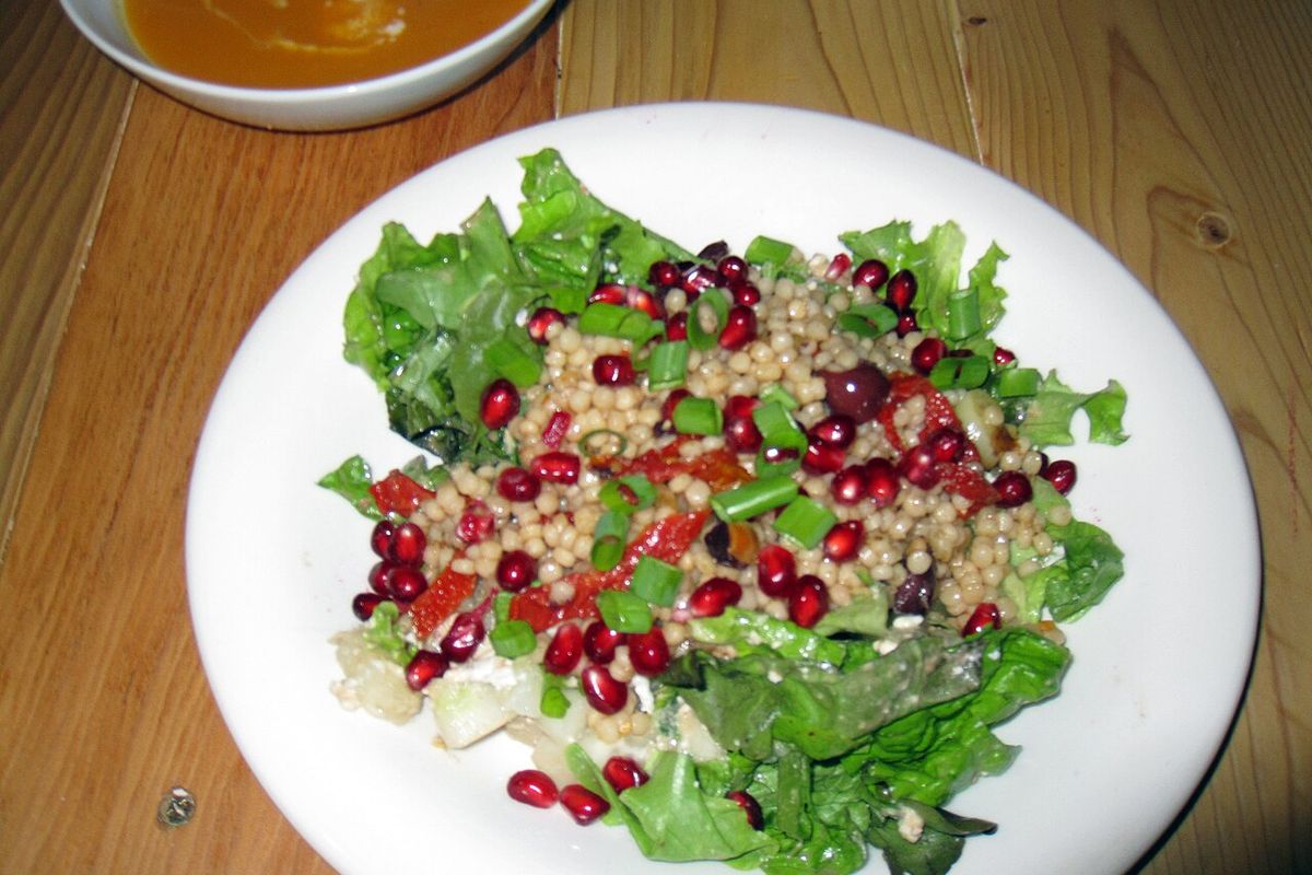Ensalada de granada, queso de cabra y nueces terminado, listo para servir