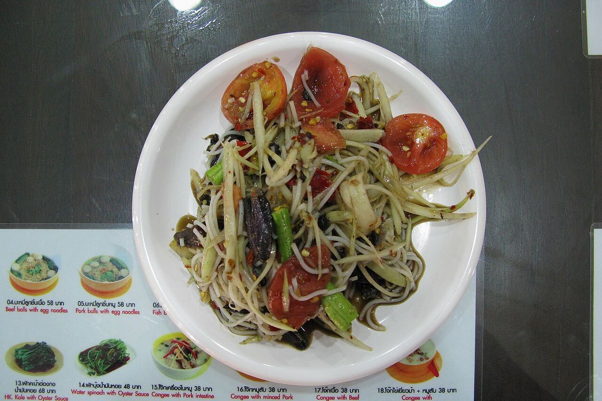 Ensalada de papaya (som tam) terminado, listo para servir