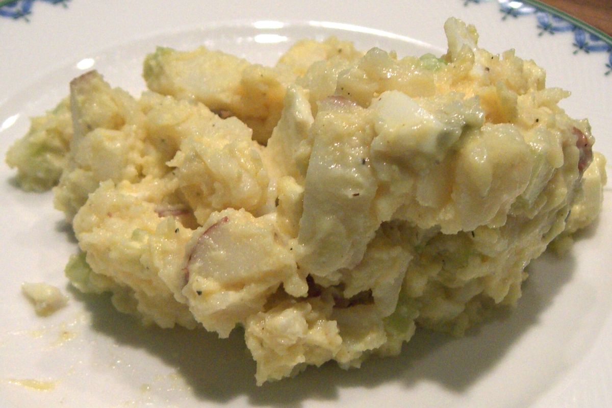 Ensalada de patata americana terminado, listo para servir