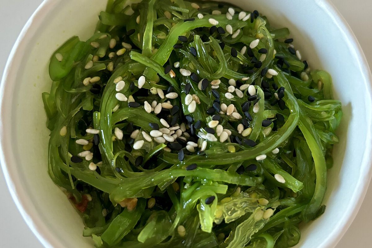 Ensalada de wakame terminado, listo para servir