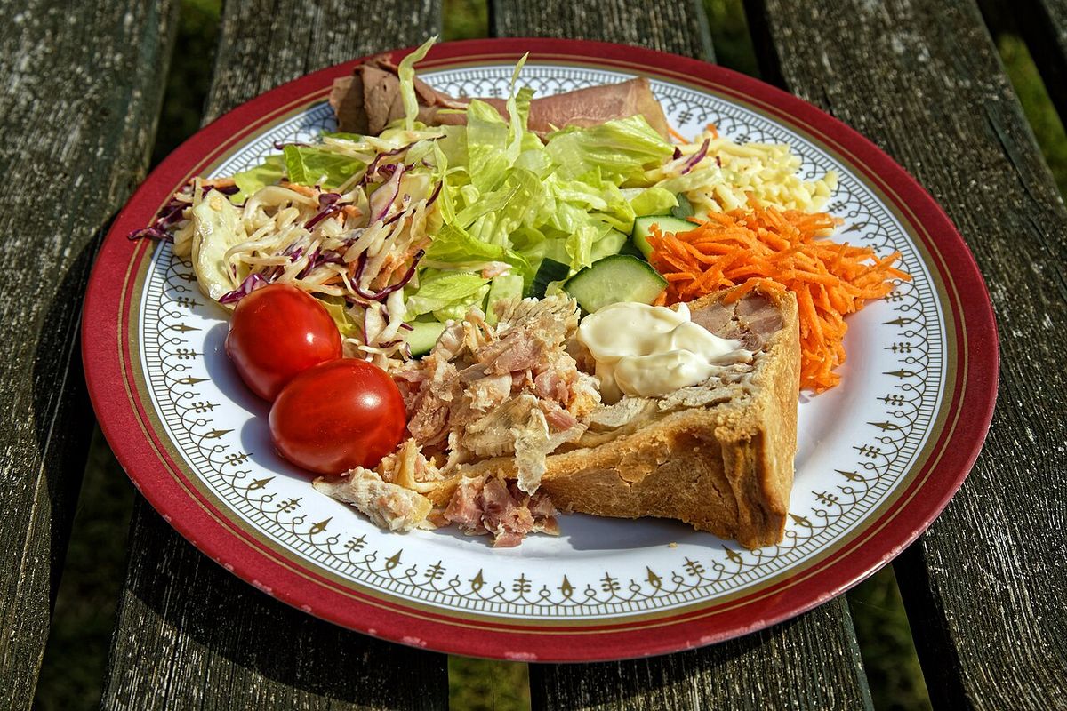 Ensalada vietnamita de pollo terminado, listo para servir