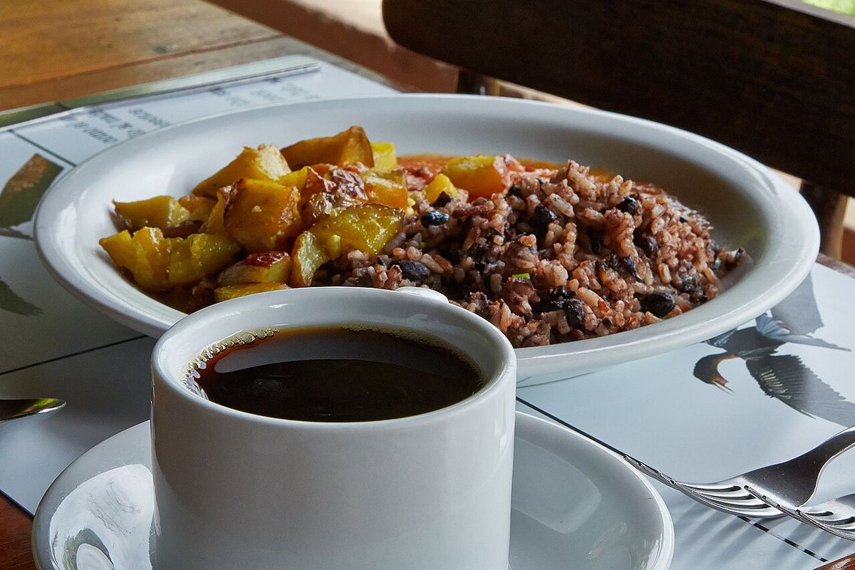 Gallo pinto terminado, listo para servir
