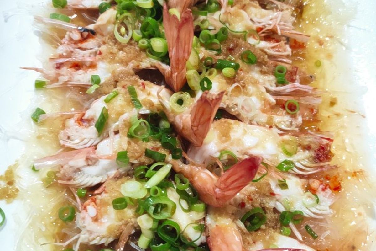 Gambas con salsa de ajo terminado, listo para servir