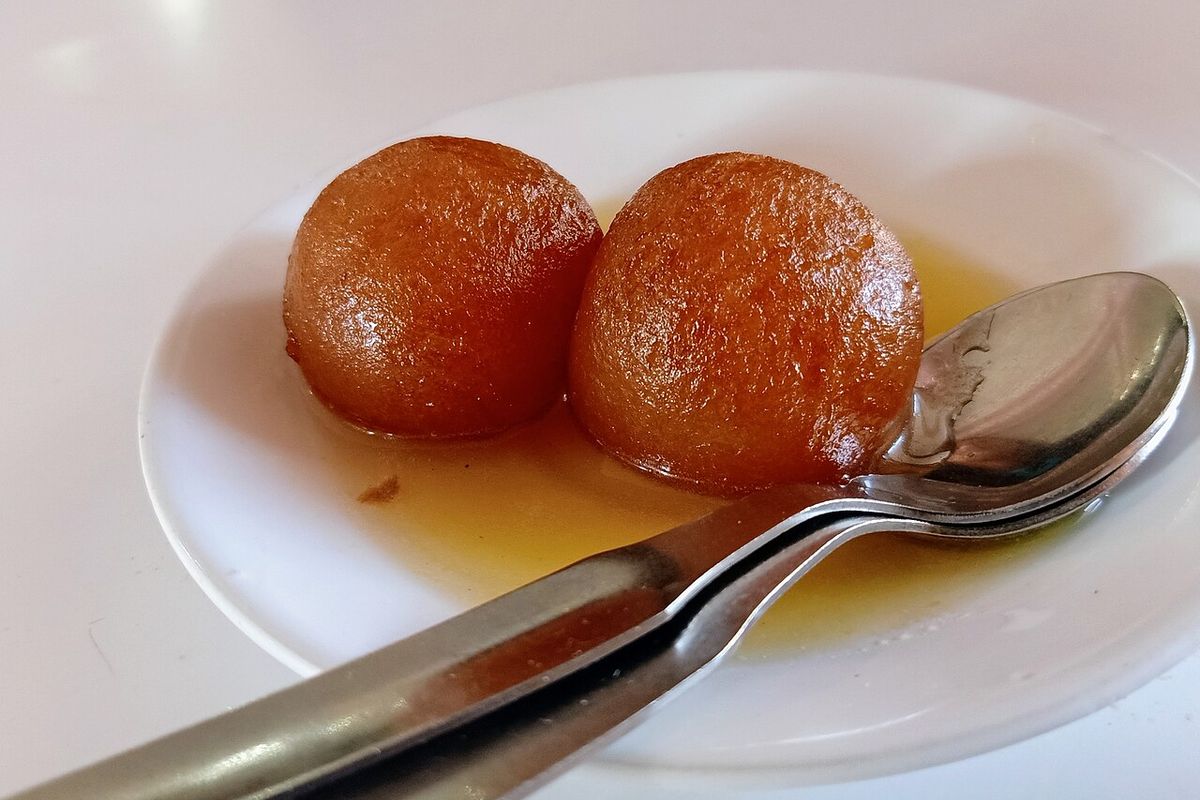 Gulab jamun terminado, listo para servir